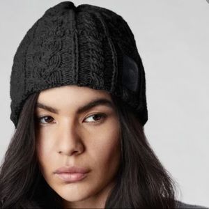 NWT Canada Goose Ladies Chunky Wool Beanie